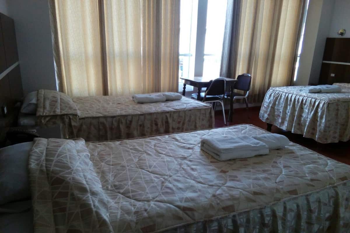 1 habitación, caja de seguridad en la habitación y escritorio