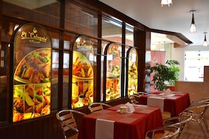 Free daily buffet breakfast - Hotel Royal Inn (Tacna)