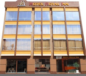 A multi-story building with the sign "HOTEL ROYAL INN" at the top. - Hotel Royal Inn (Tacna)