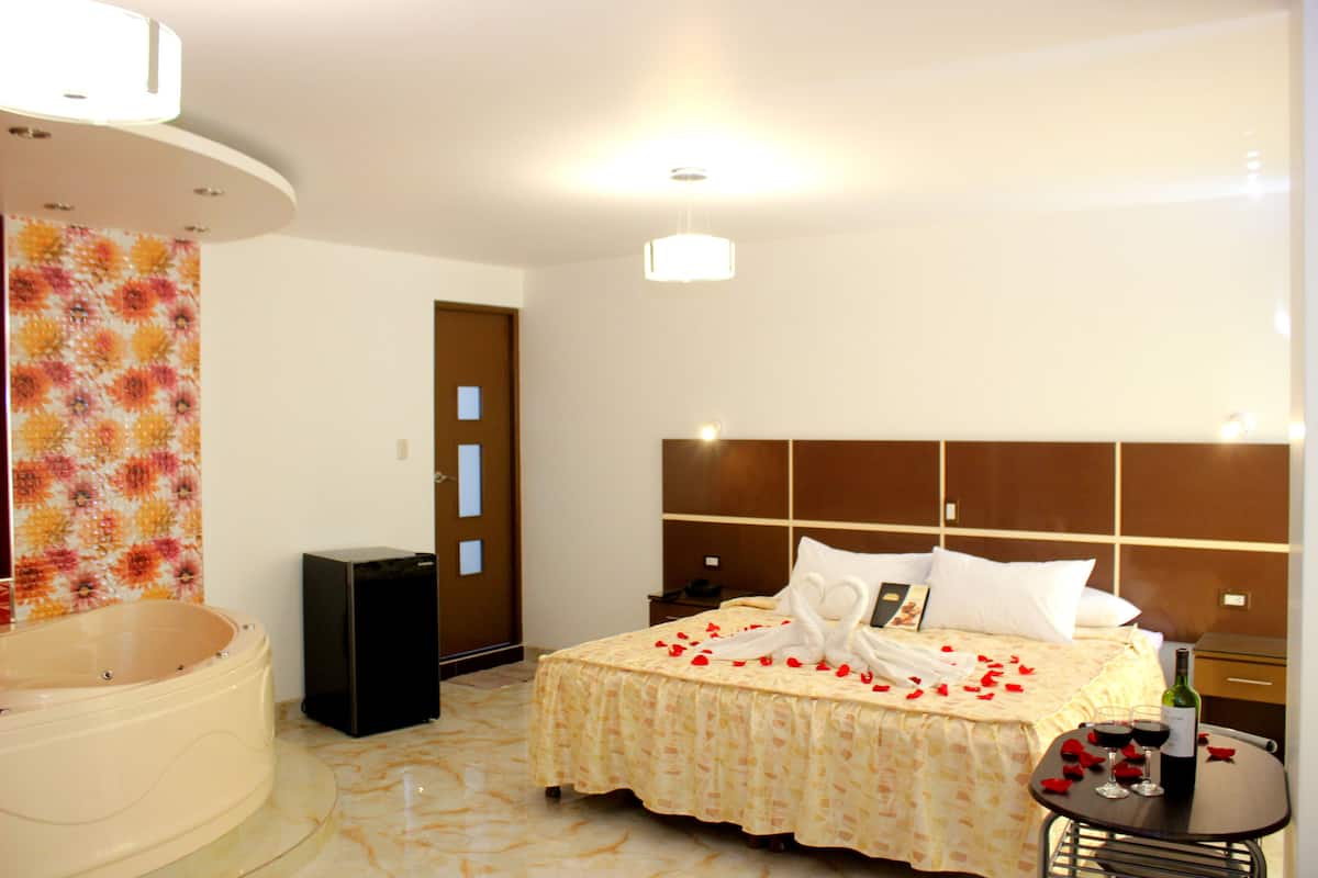 1 habitación, caja de seguridad en la habitación y escritorio