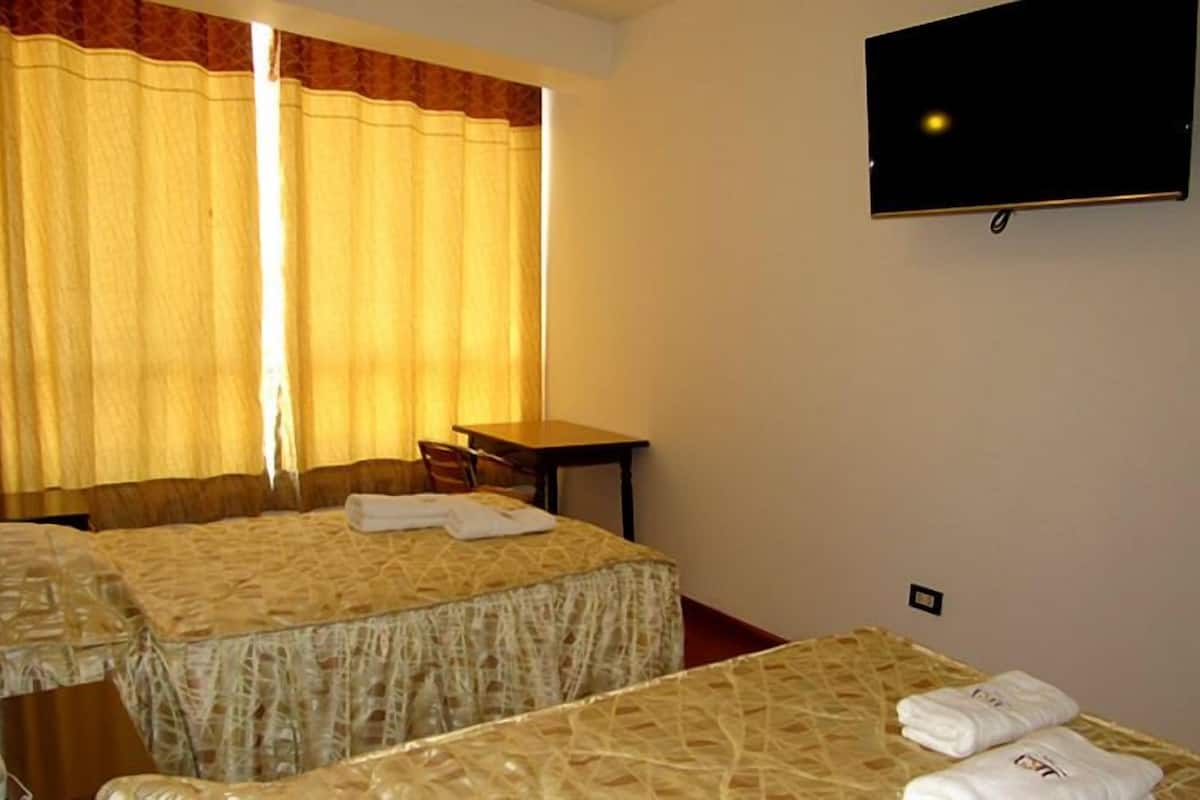 1 habitación, caja de seguridad en la habitación y escritorio