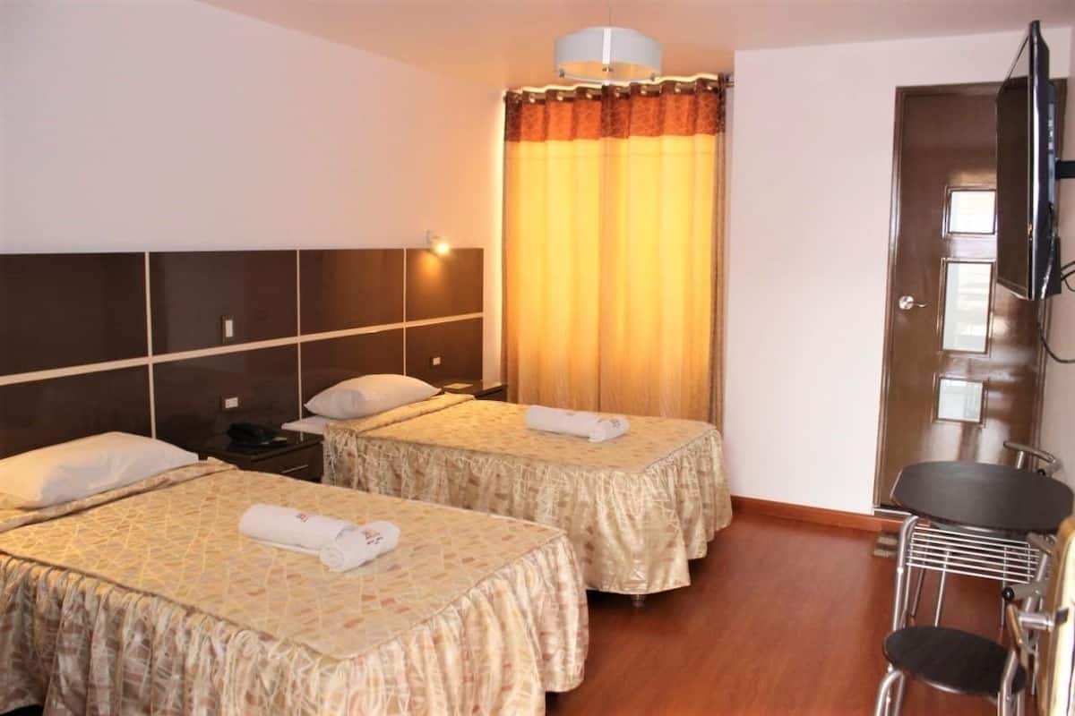 1 habitación, caja de seguridad en la habitación y escritorio