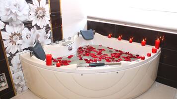 Suite, 1 letto king | 1 camera, una cassaforte in camera, una scrivania, Wi-Fi gratuito