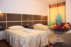Twin kamer, 2 eenpersoonsbedden | Een kluis op de kamer, een bureau, gratis wifi, beddengoed