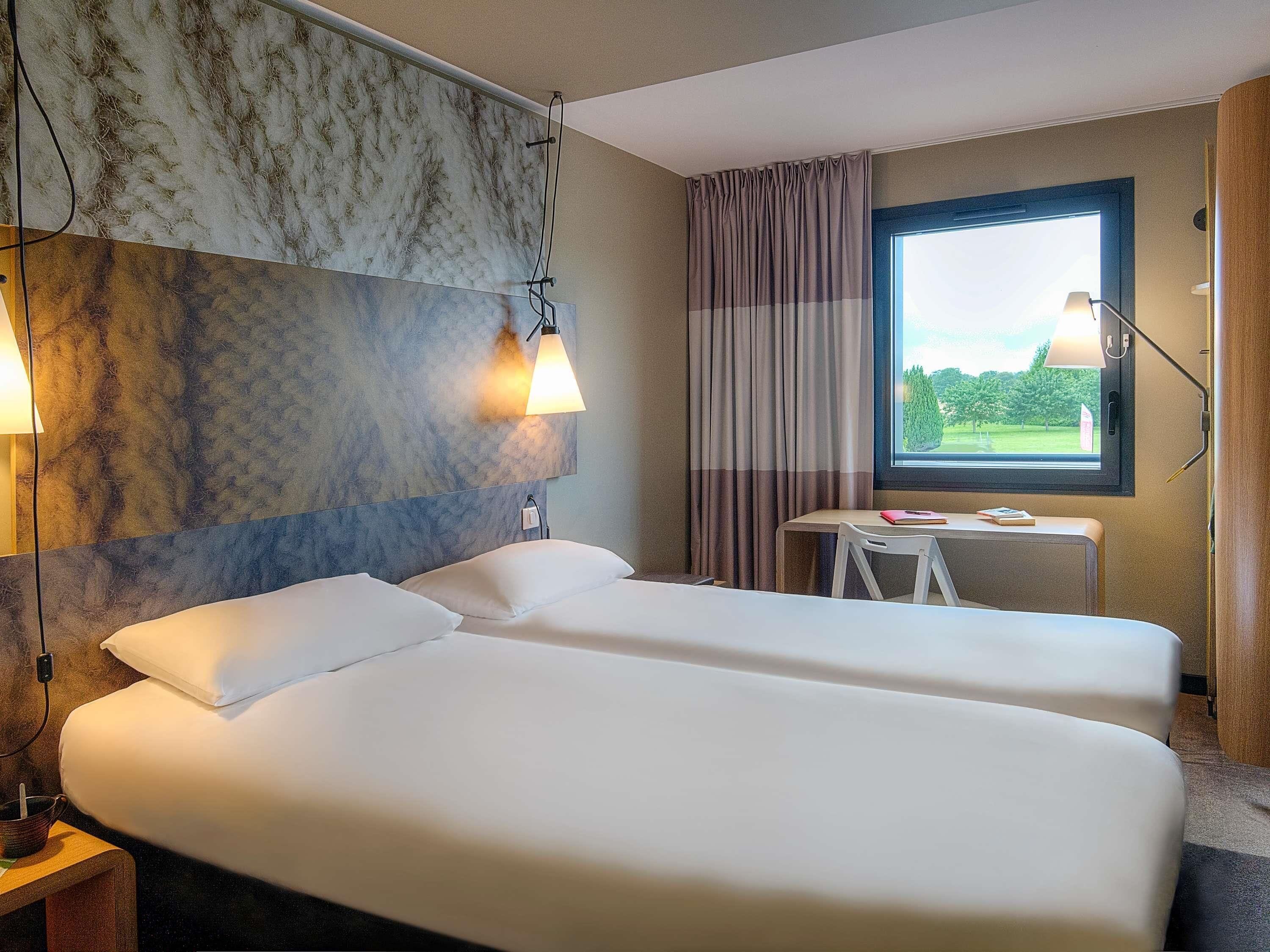 Tomannsrom – standard, 2 enkeltsenger | Safe på rommet, skrivebord, blendingsgardiner og lydisolert