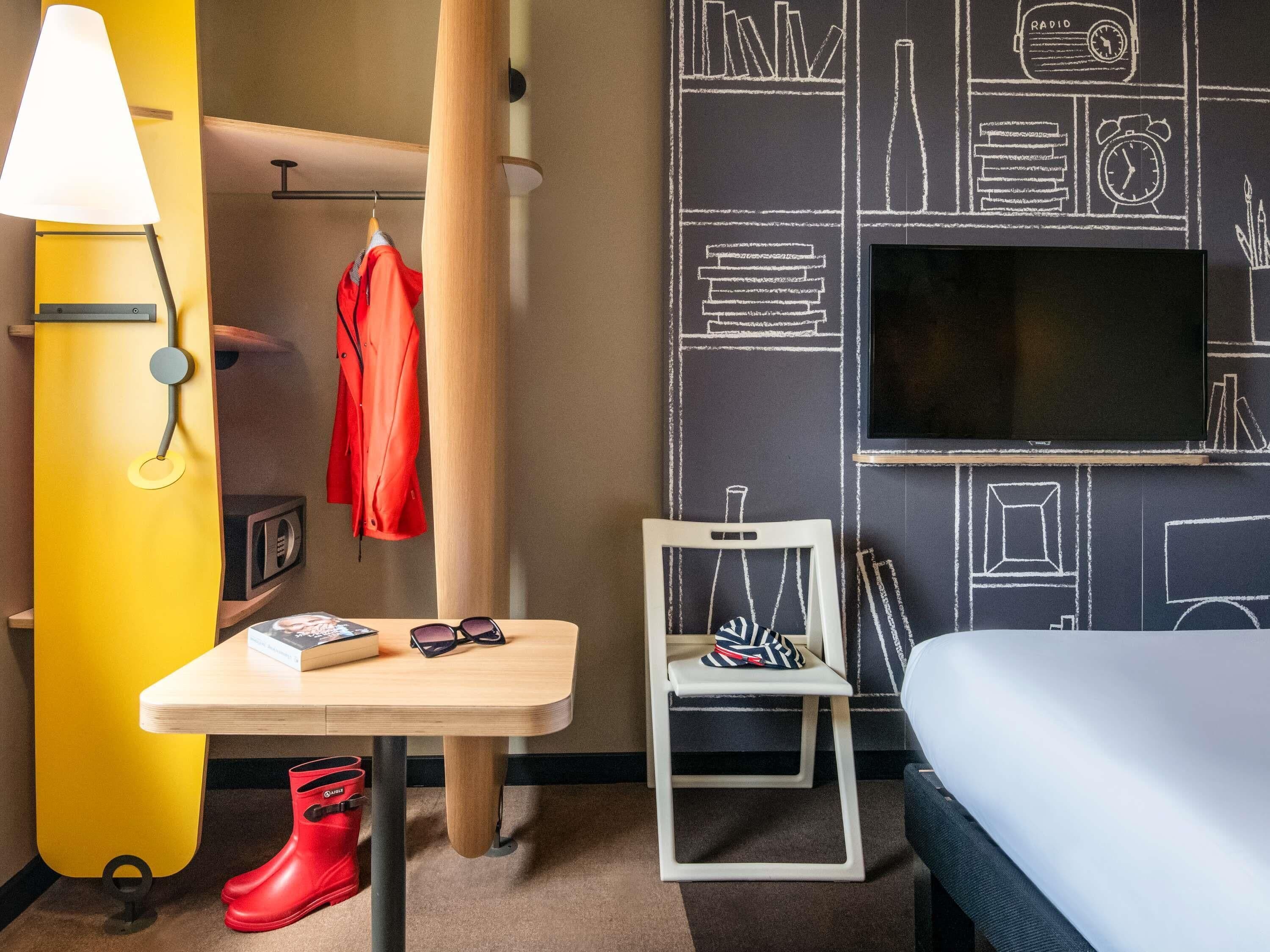 Standard-huone, 1 parisänky | Tallelokero huoneessa, työpöytä, pimennysverhot, äänieristys