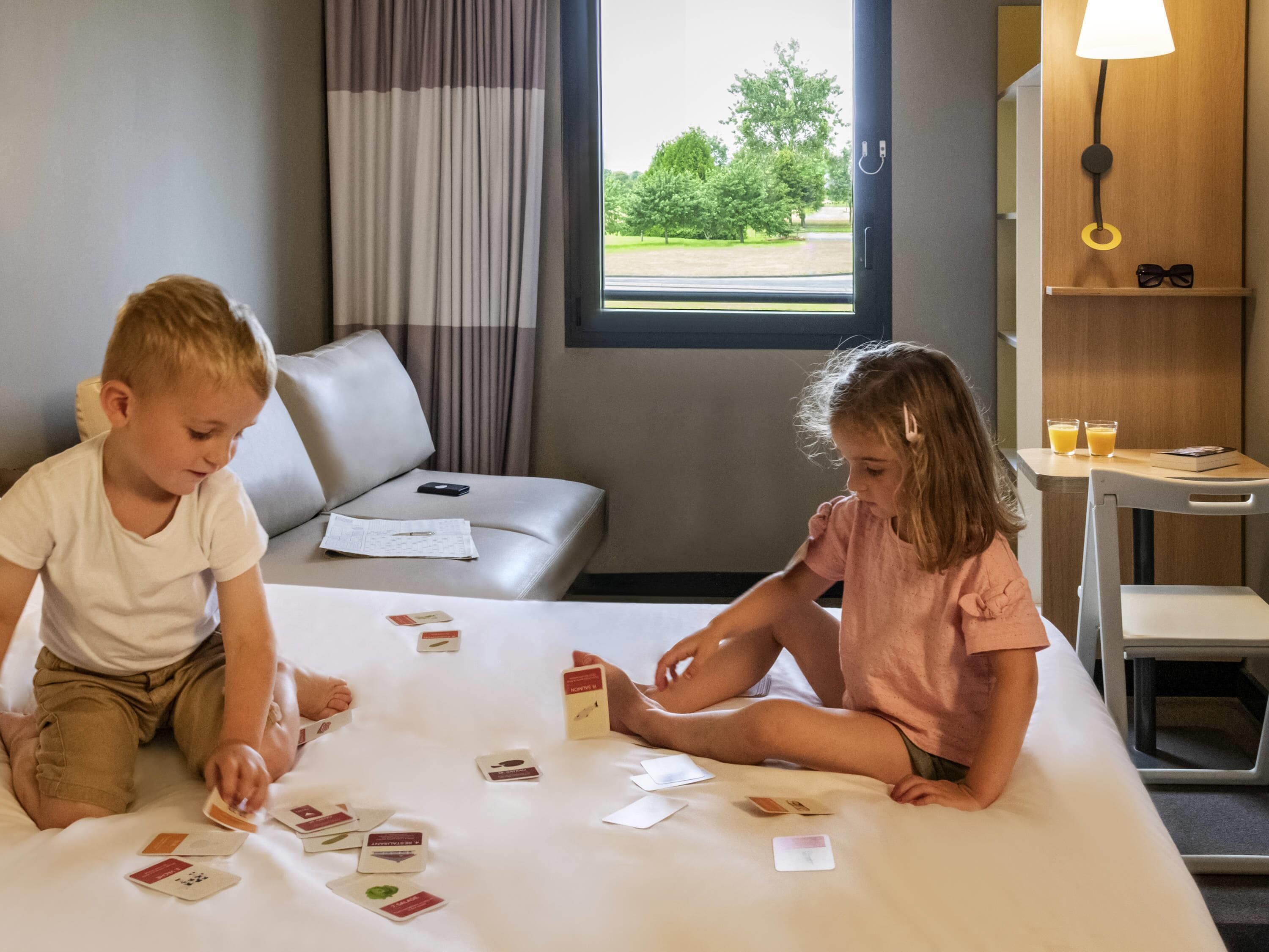 Kahden hengen perhehuone, 1 keskisuuri parisänky ja vuodesohva | Tallelokero huoneessa, työpöytä, pimennysverhot, äänieristys