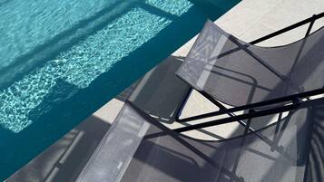 Una piscina techada, una piscina al aire libre de temporada