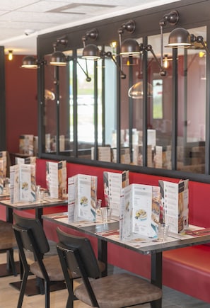 Se sirven comidas, cenas y cocina a la parrilla