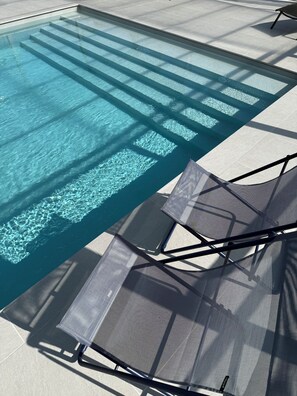 屋内プール、季節限定屋外プール