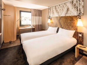 Kamar Twin Standar, 2 Tempat Tidur Twin | Brankas, meja kerja, tirai kedap cahaya, dan kedap suara