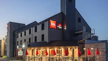 Déjeuner et dßner servis sur place, spécialités Cuisine au barbecue