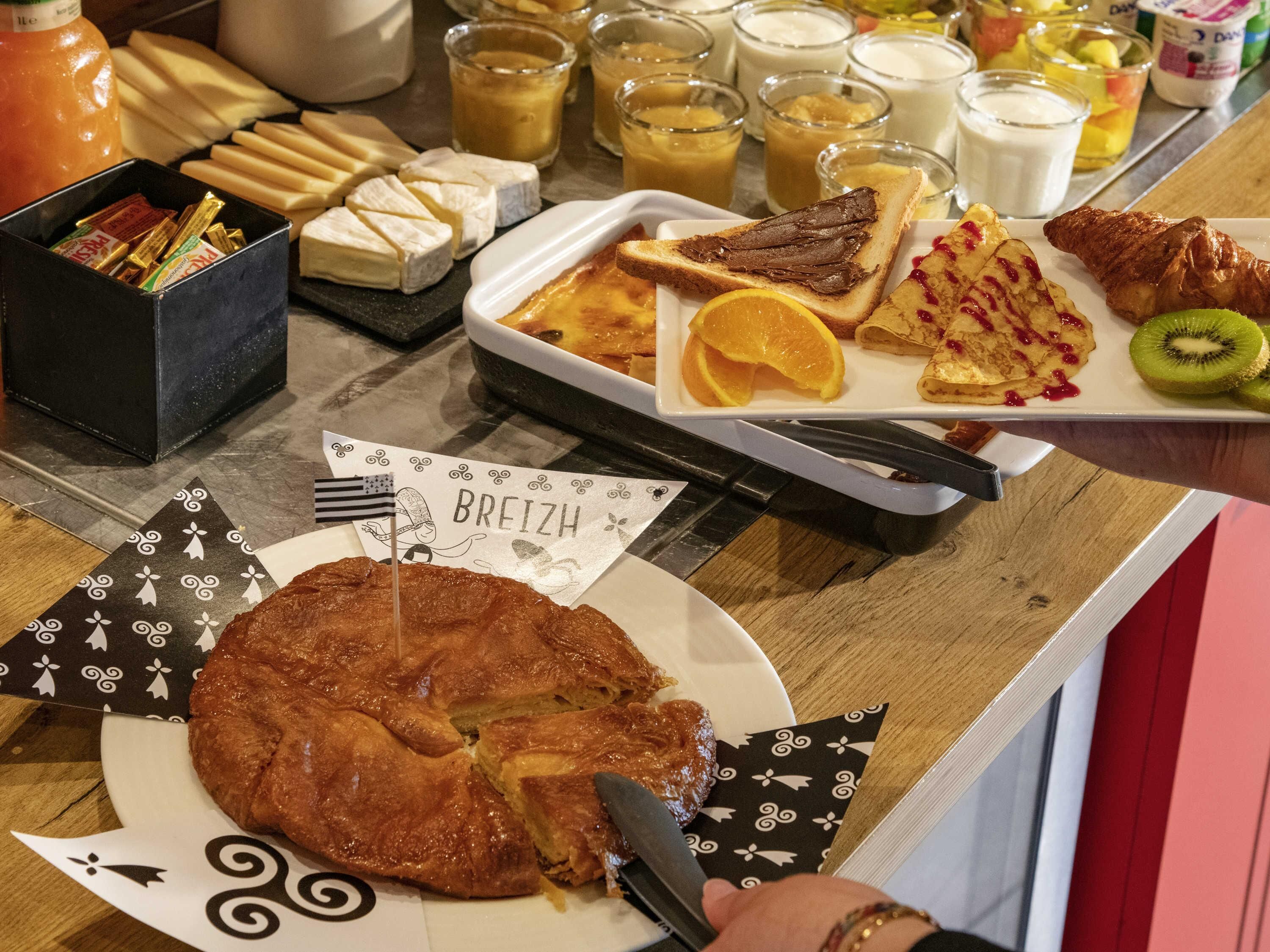 A breakfast buffet with various food items and a sign reading "BREIZH".