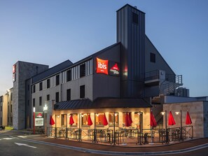 Lunch and dinner served, barbecue - ibis Pontorson Baie du Mont-Saint-Michel (Saint-Georges-de-Grehaigne)