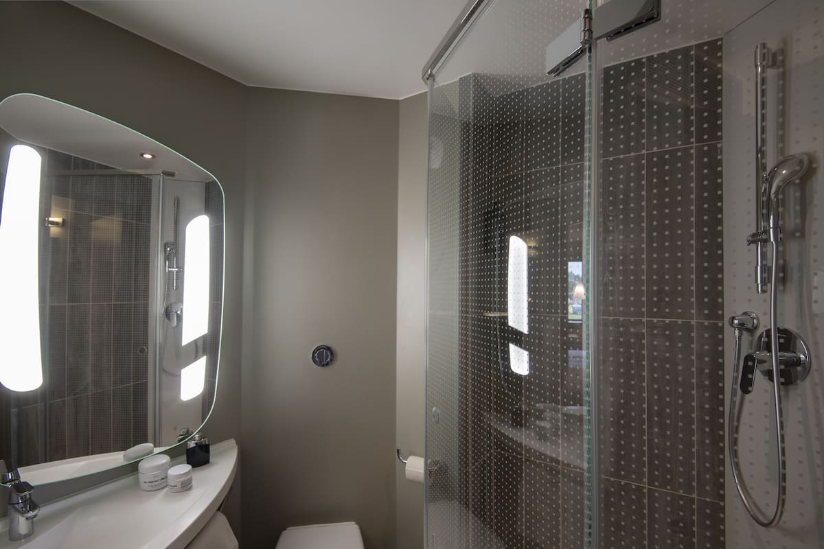 Shower, eco-friendly toiletries, hair dryer, towels