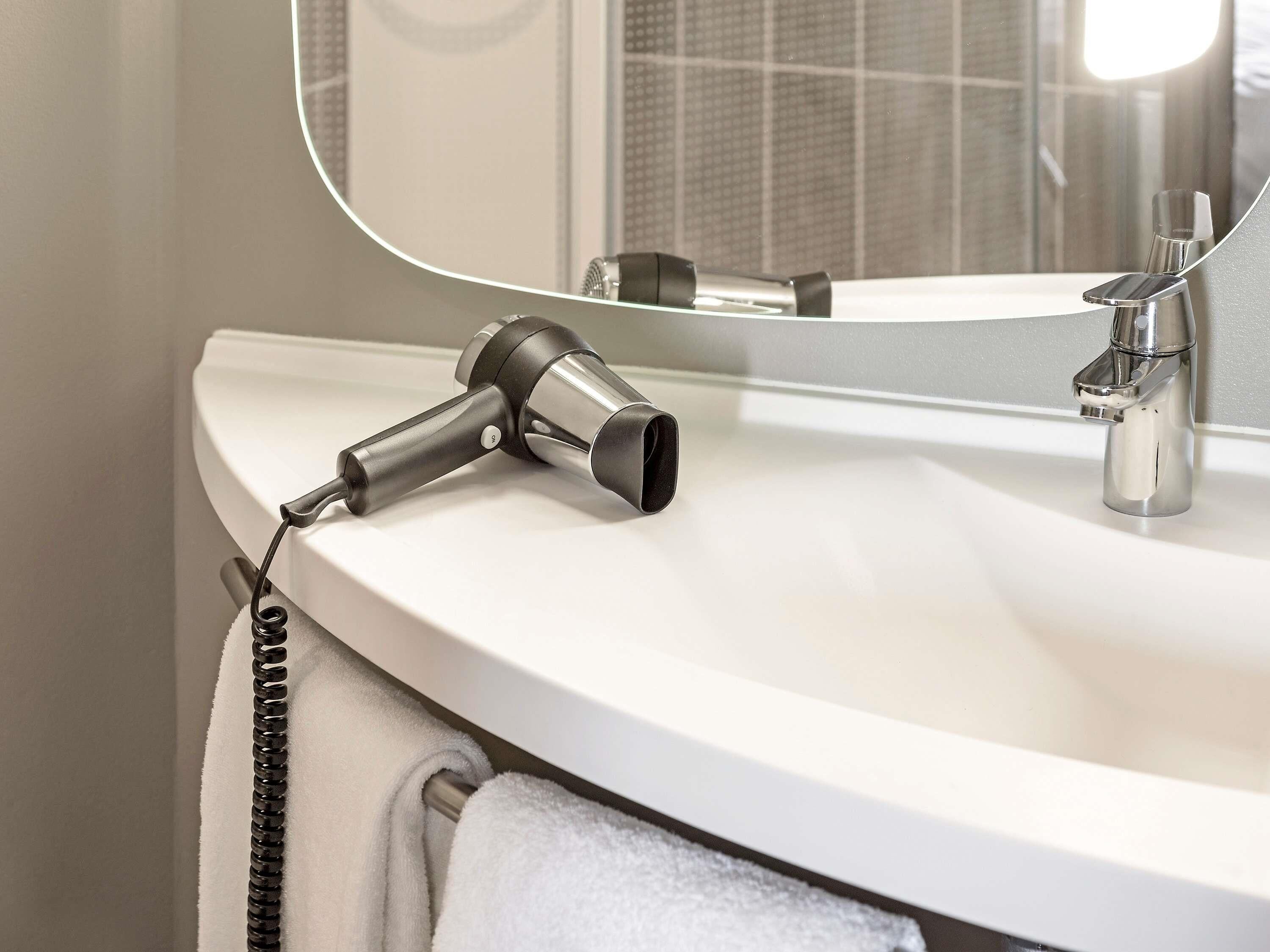 Tallelokero huoneessa, työpöytä, pimennysverhot, äänieristys