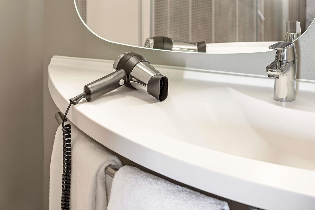 Caja de seguridad en la habitación, escritorio y cortinas blackout