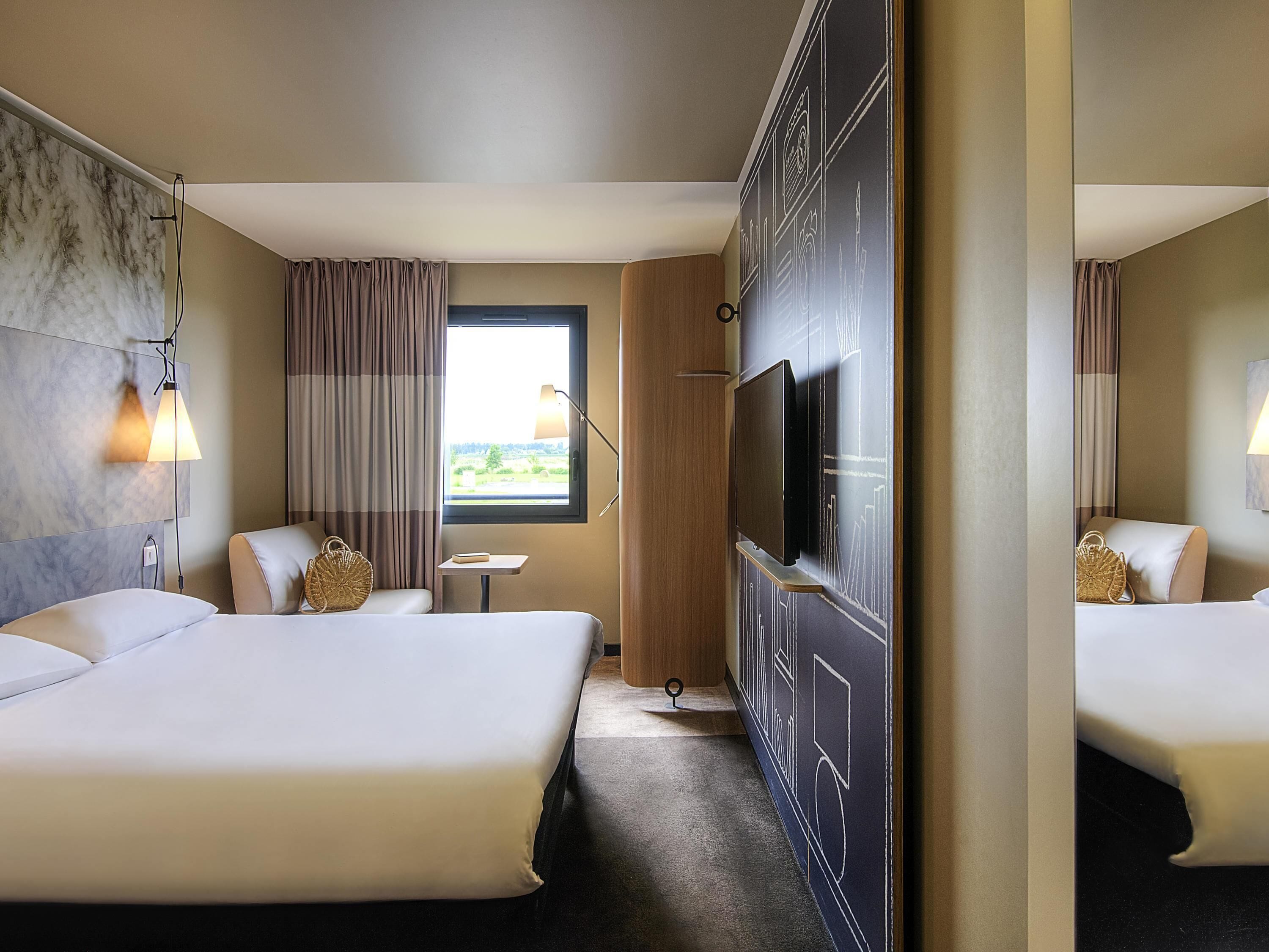 Kahden hengen huone, useita sänkyjä | Tallelokero huoneessa, työpöytä, pimennysverhot, äänieristys