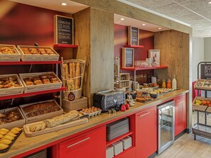 朝食 (ビュッフェ)、毎日提供 (1 名様 13.90 EUR)