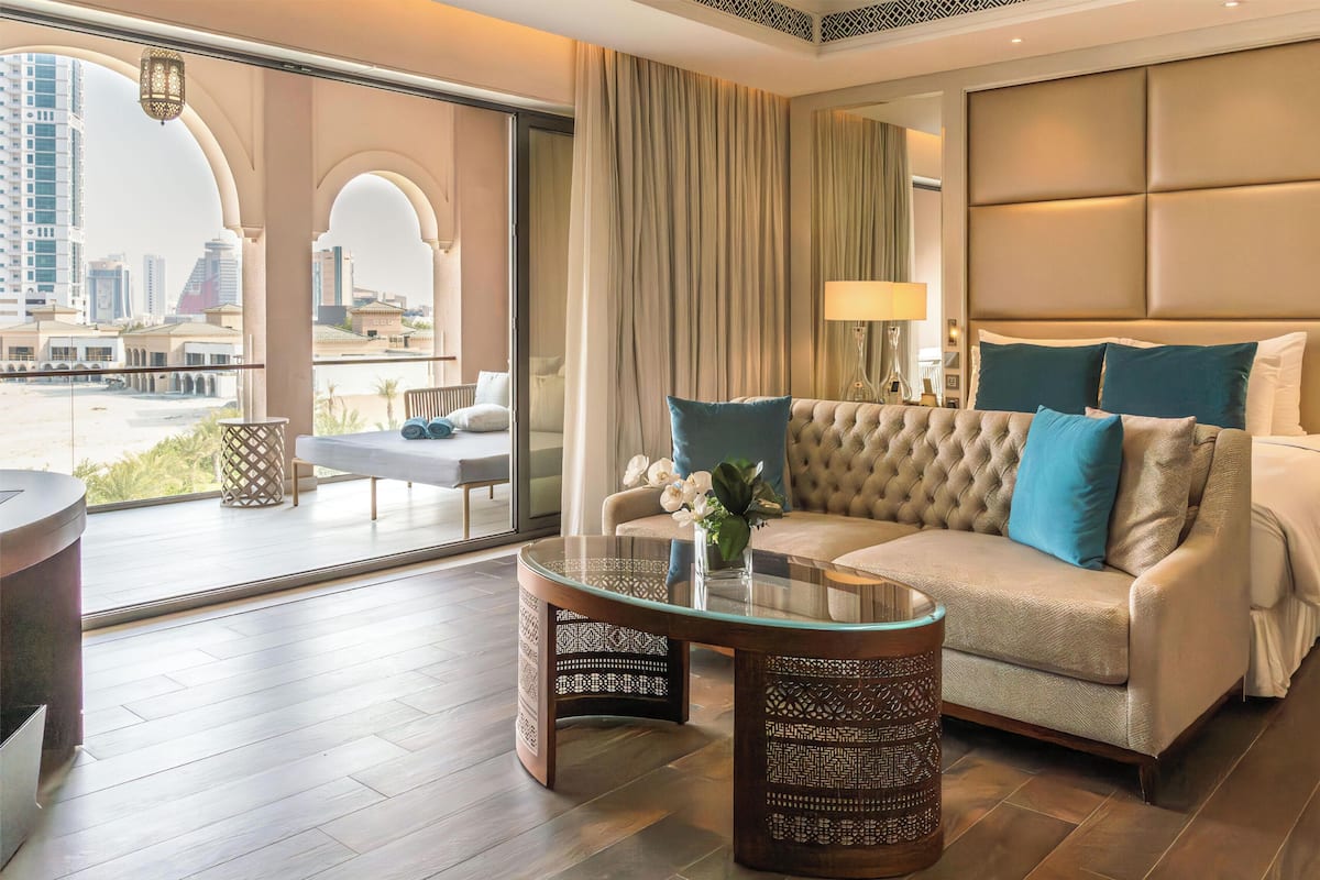 Arabian Deluxe King Room | Premium bedding, minibar, in-room safe, desk