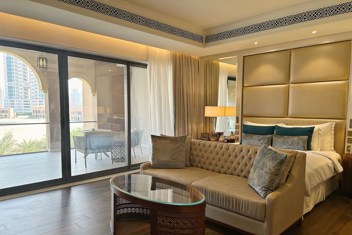Arabian Deluxe King Room | 1 bedroom, premium bedding, minibar, in-room safe