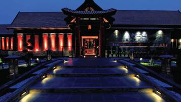 2 restaurantes; se sirve cocina latinoamericana