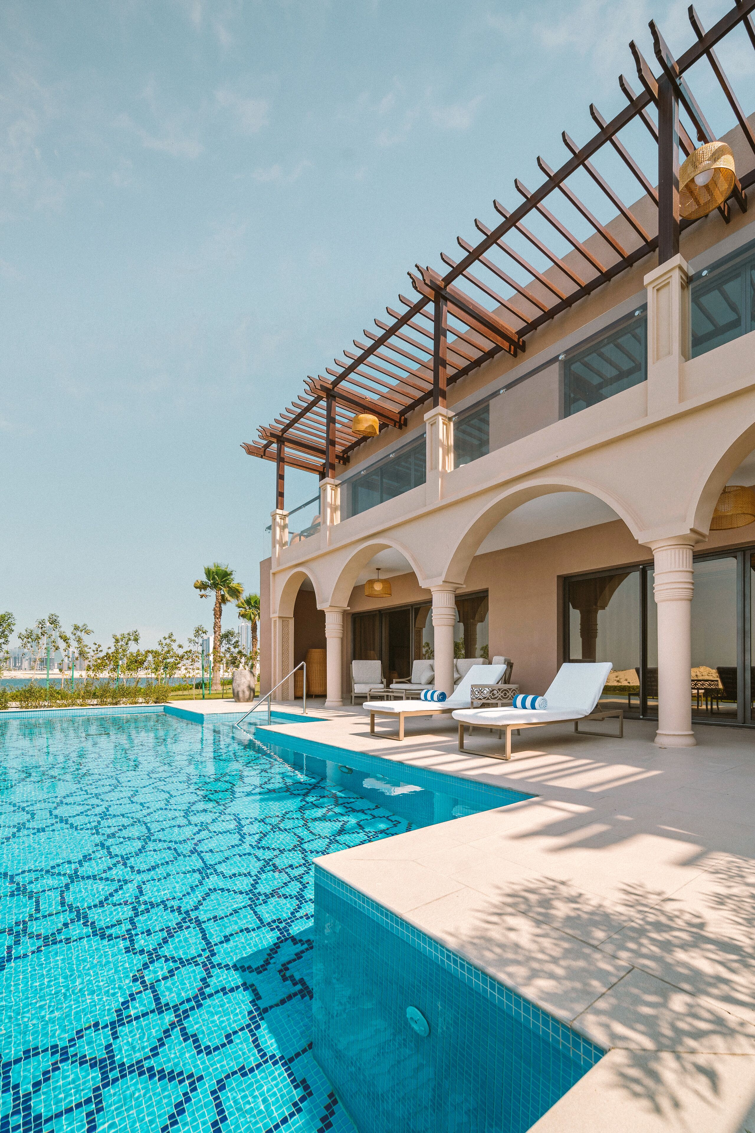 أغطية فراش متميزة وميني بار وخزنة داخل الغرفة ومكتب