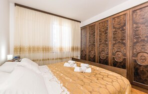2 chambres, coffres-forts dans les chambres, lit parapluie