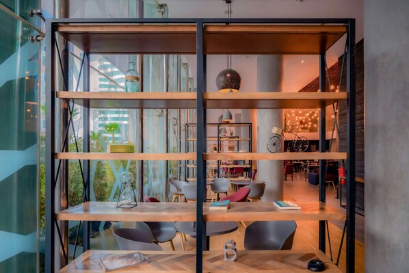 Petit déjeuner, déjeuner et dîner servis sur place