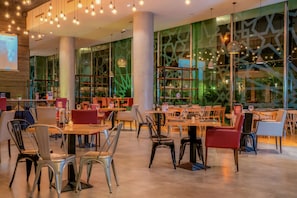 Déjeuner, dîner et souper servis sur place
