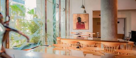 Un interior moderno con ventanas amplias, muebles de madera y una isla central.