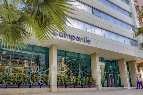 Un edificio moderno con el letrero "Campanile" sobre la entrada.