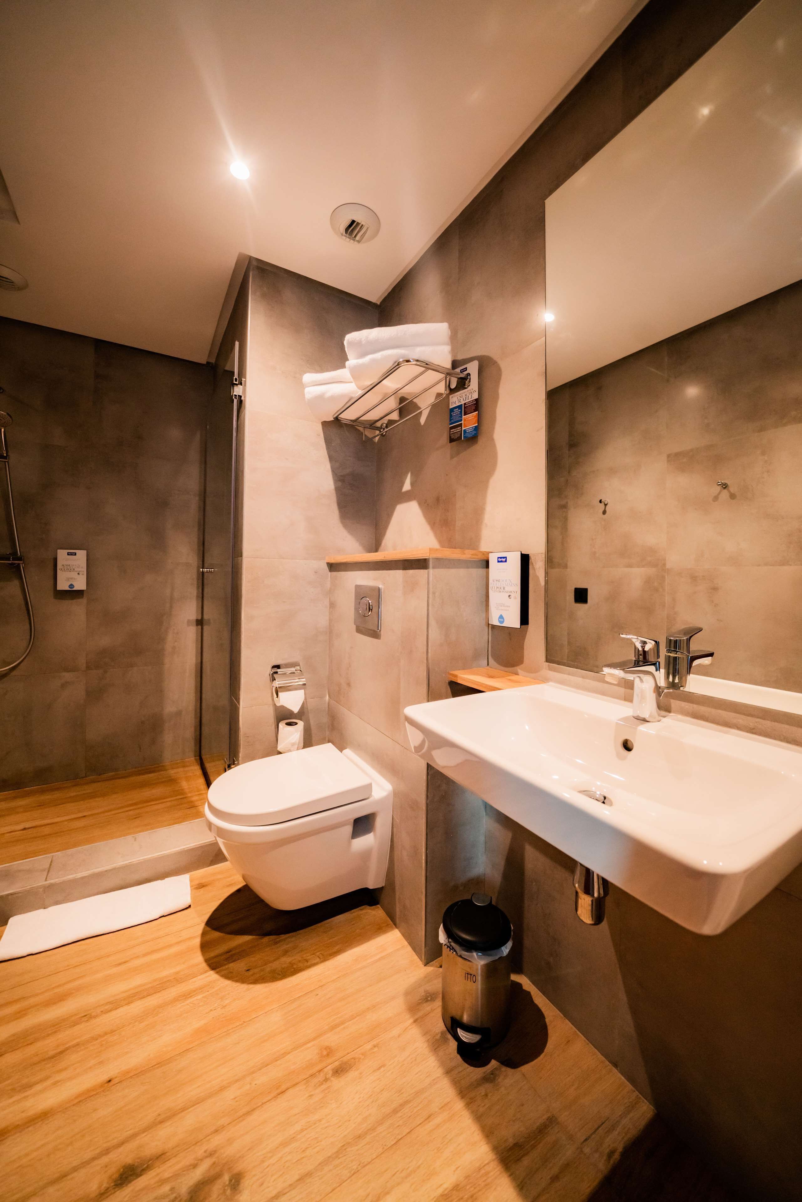 deluxe room, 1 double bed | bathroom | deep-soaking bathtub, hydromassage showerhead, eco-friendly toiletries