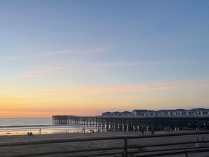 Una spiaggia nelle vicinanze, lettini da mare, teli da spiaggia
