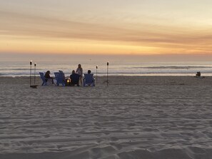 Una playa cerca, sillas reclinables de playa, toallas de playa