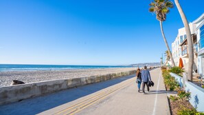 靠近海滩、沙滩椅、沙滩毛巾