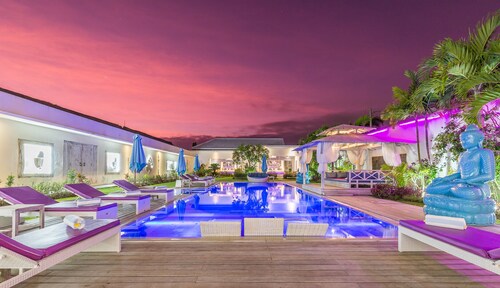 HUGE MODERN STAFFED VILLA, HUGE 17M PRIVATE POOL, CATERING, SEMINYAK
