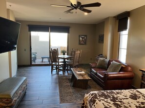 Phòng đơn | Khu phòng khách | TV màn hình phẳng 60-inch có truyền hình cáp, TV 