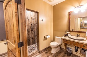 Smooth Room | Bathroom | Shower, free toiletries, hair dryer, towels