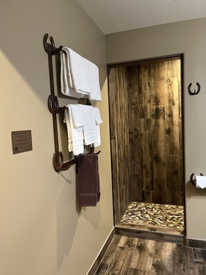 Beavertail Room | Bathroom | Shower, free toiletries, hair dryer, towels