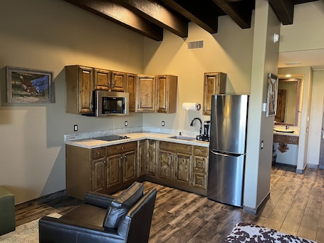 Refrigerador con freezer, microondas, placa de cocina, tostadora