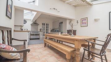 House (3 Bedrooms) | In-room dining