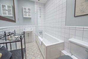 Een douche, designer toiletartikelen, een haardroger, handdoeken