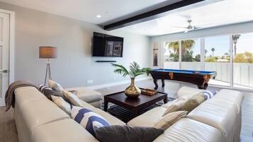 Een televisie, een open haard en videogames