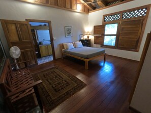 5 makuuhuonetta, tallelokero huoneessa, työpöytä, vauvan matkasänky