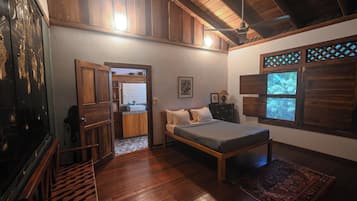 5 quartos, cofres nos quartos, escrivaninha, berço de viagem