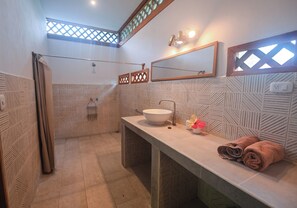 Douche, serviettes fournies, savon, papier toilette