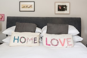 Apartment (1 Bedroom) | 1 bedroom, premium bedding, desk, laptop workspace