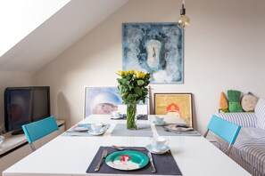 Apartment (1 Bedroom) | In-room dining
