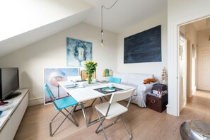 Apartment (1 Bedroom) | In-room dining - Lofty Ideals (London)